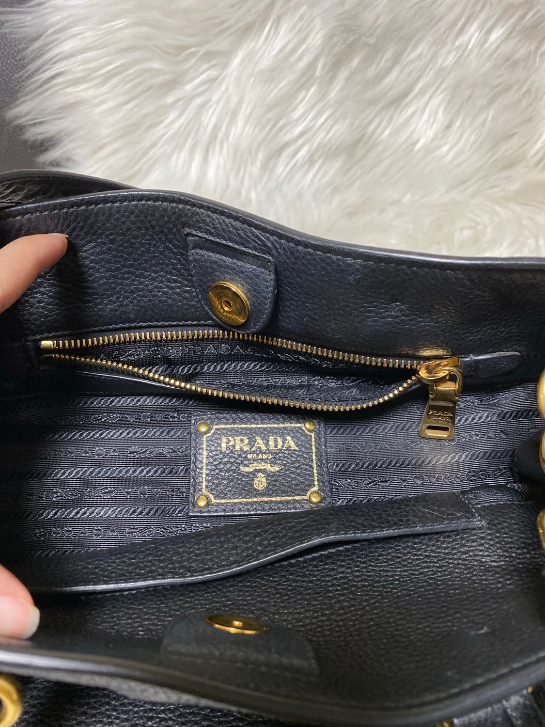 프라다  비텔로 다이노 레더 토트 숄더백 블랙 금장 상품이미지10
