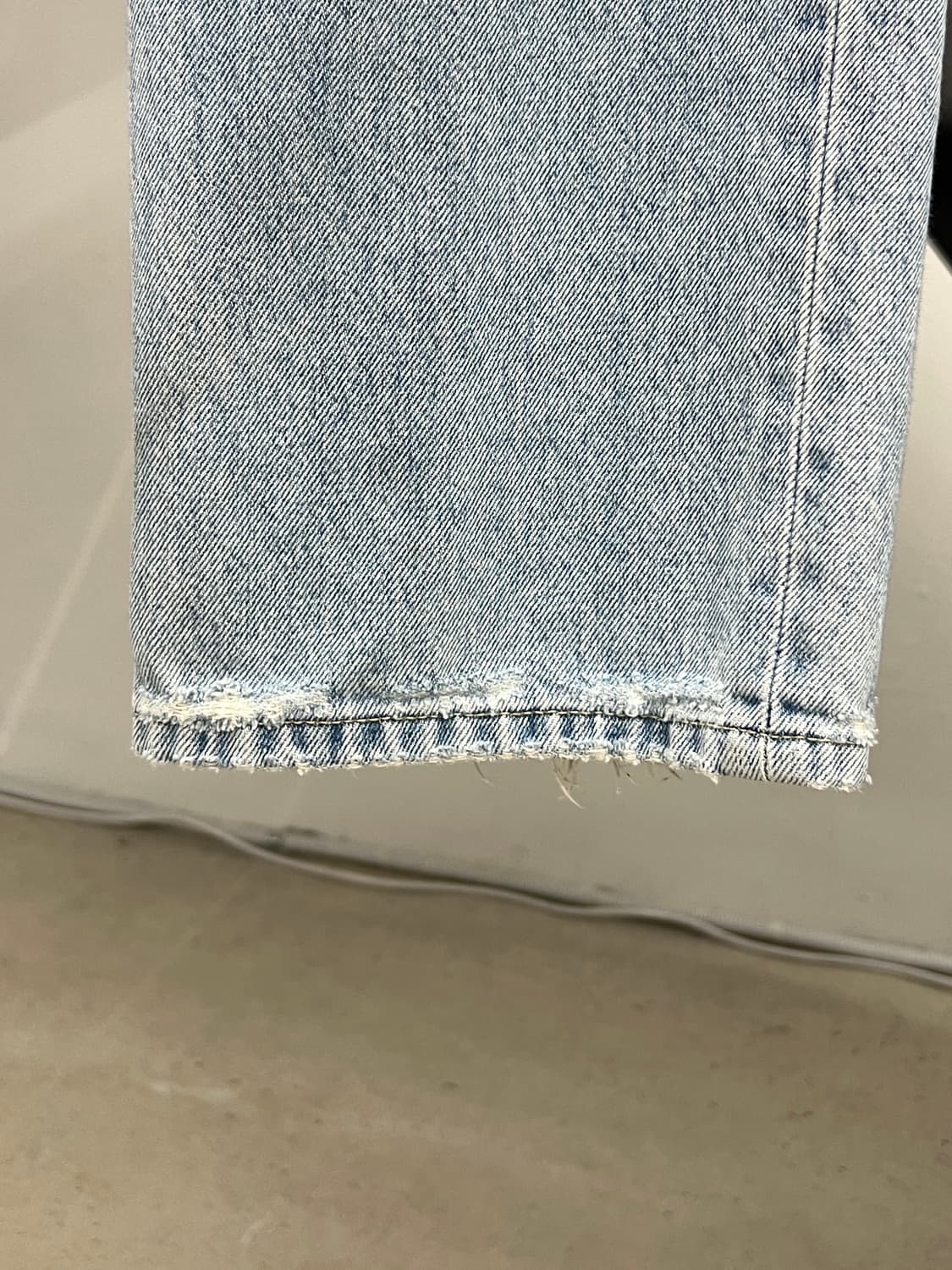 솔리드옴므 디스트레드 라이트 데님 팬츠 상품이미지4