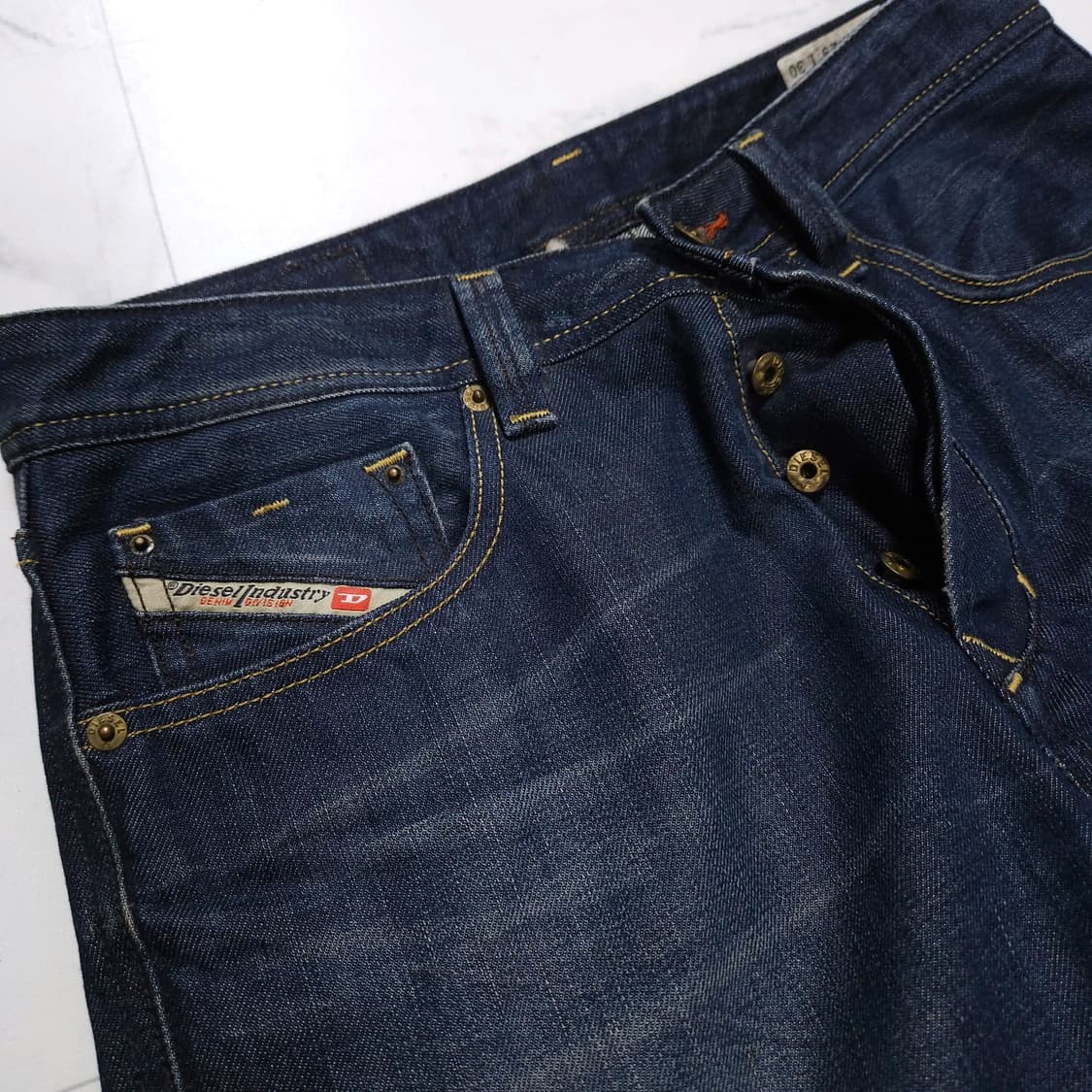 29)DIESEL 디젤 LARKEE-T 레귤러 테이퍼드 생지데님 청바지 상품이미지2