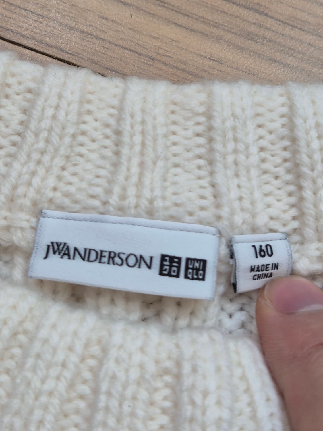 유니클로 JW 앤더슨 콜라보 골지 니트입니다. 아이보리 색상이라 어느 옷 상품이미지3