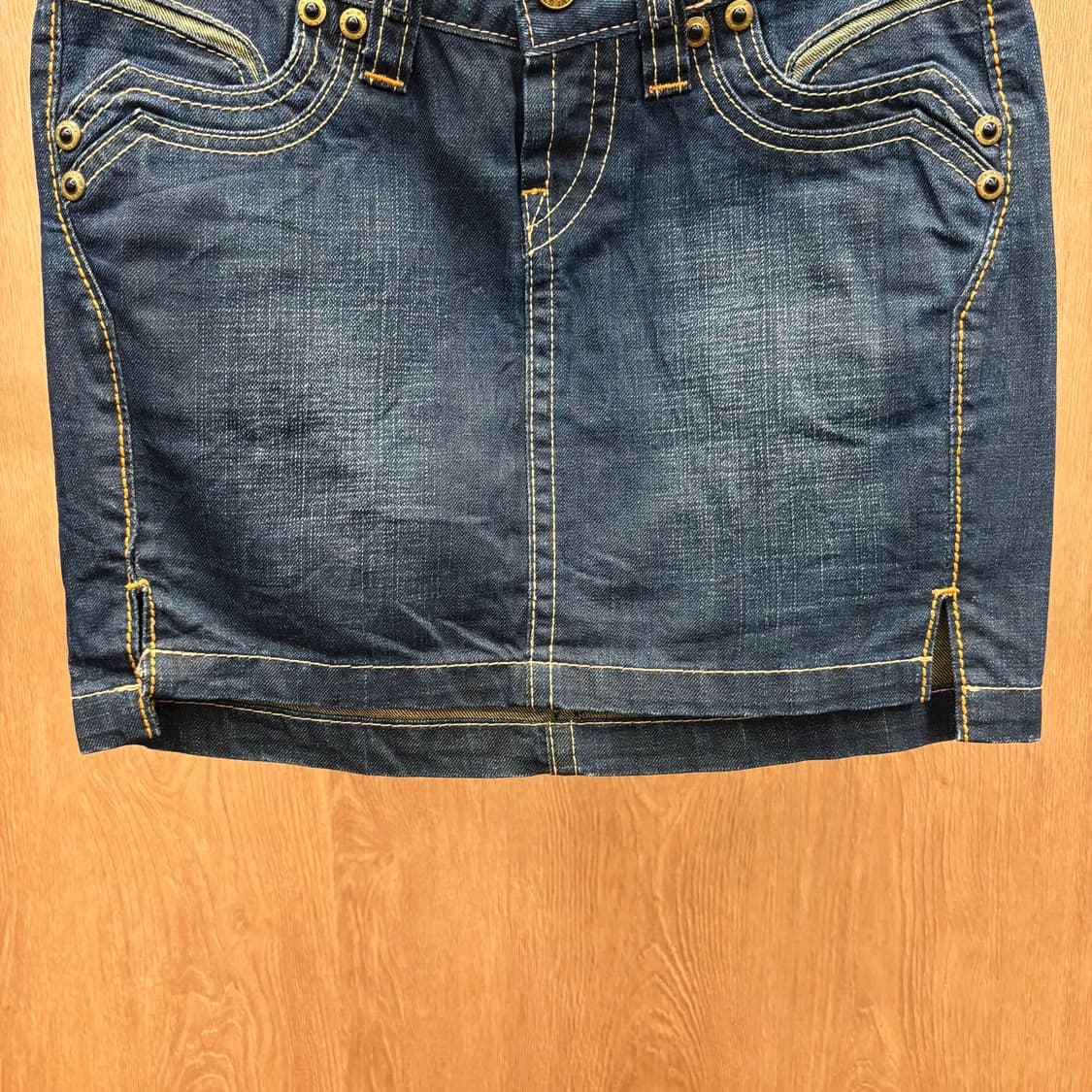 리바이스 데님 미니 스커트 더블 스티치 레드 탭 가죽 패치 디테일 진청 상품이미지5