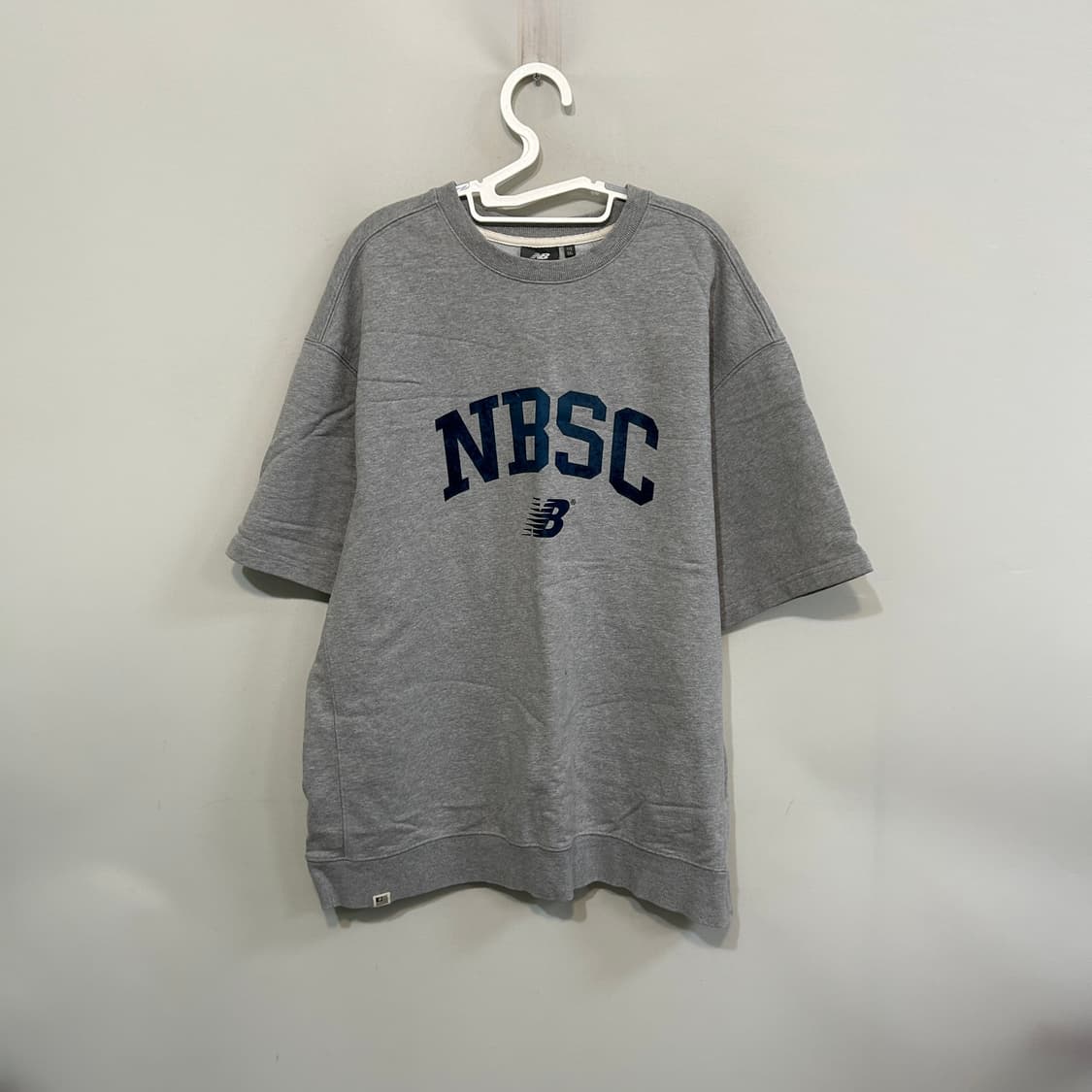 뉴발란스 남성 프린팅 그레이 반팔 맨투맨 110 상품이미지1