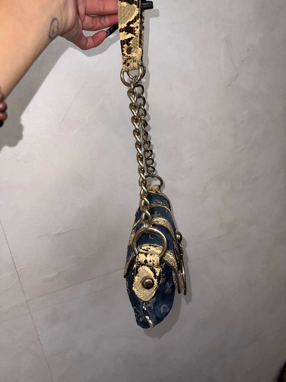 Guess denim jacquard python chain 숄더백 상품이미지5