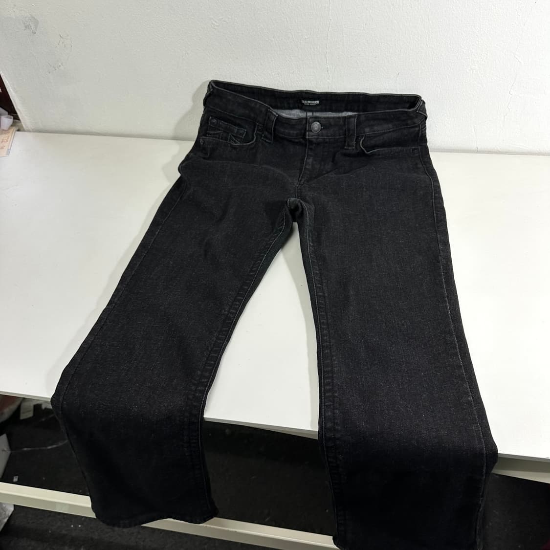 우먼L 트루릴리젼 세미부츠컷핏 블랙워시드 부츠컷청바지 상품이미지3