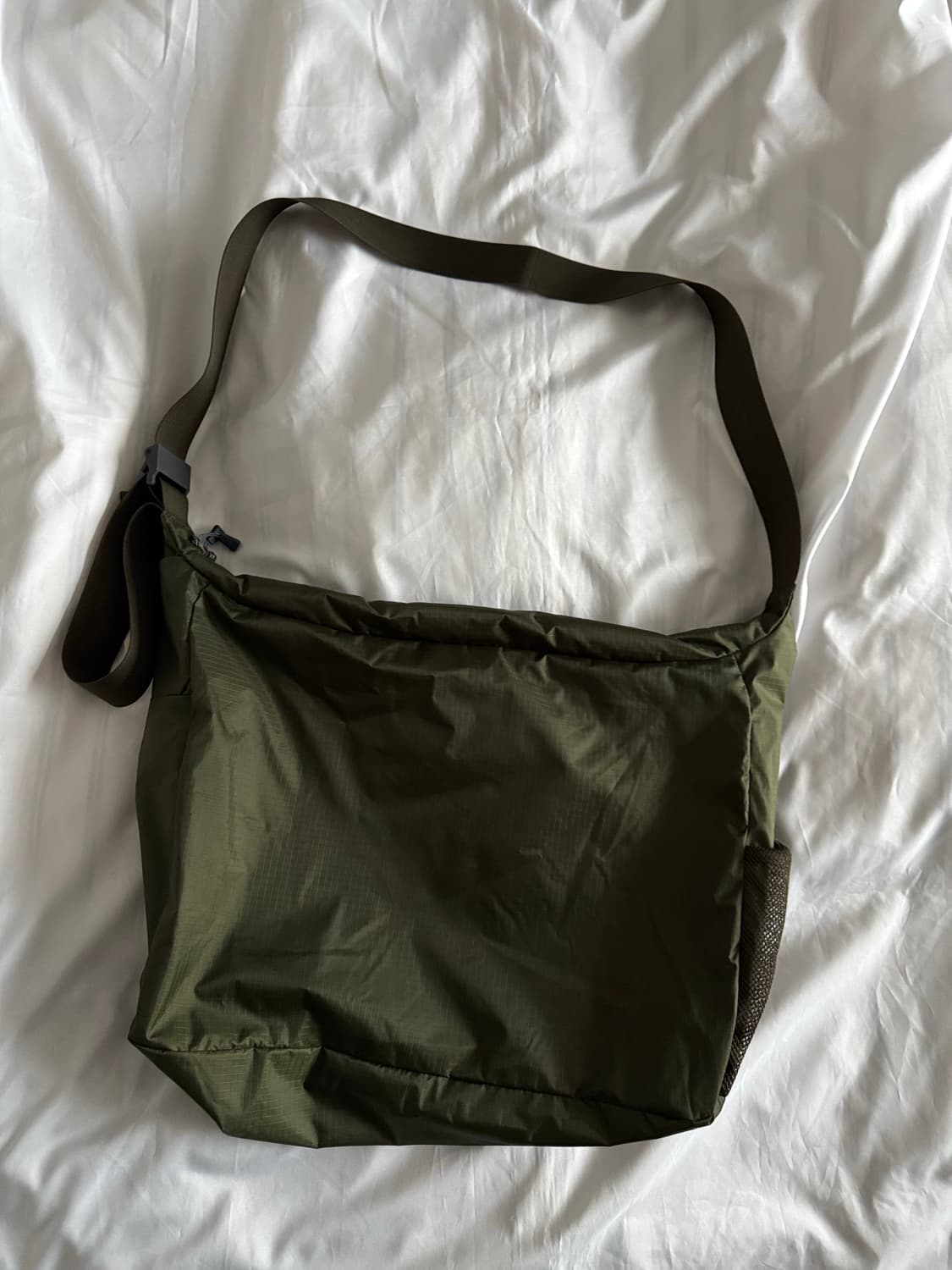 몽벨 포켓터블 라이트 숄더백 카키 L 상품이미지2