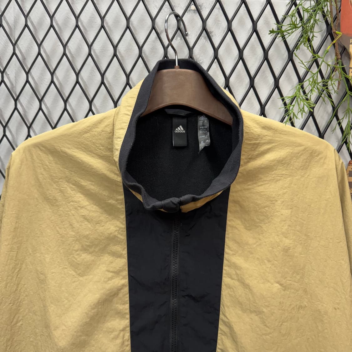 아디다스 워드 우븐 자켓 후면 프린팅 포인트 블랙 베이지 상품이미지3