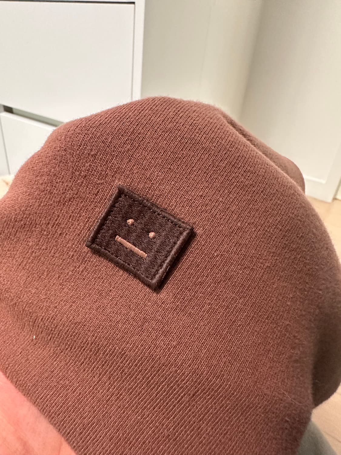 아크네 맨투맨 브라운 상품이미지2