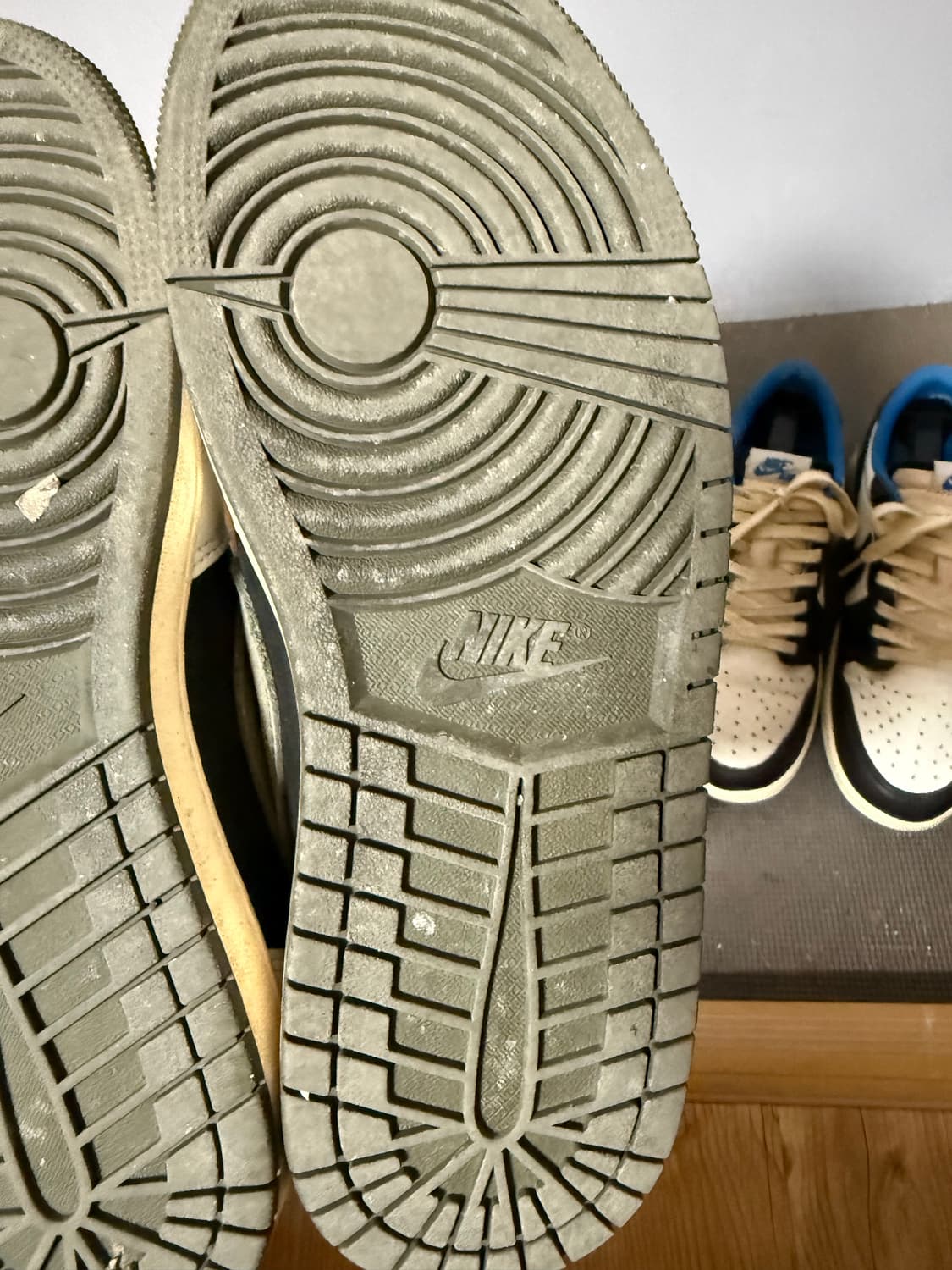 조던1로우 트래비스스캇 미디엄올리브 상품이미지4