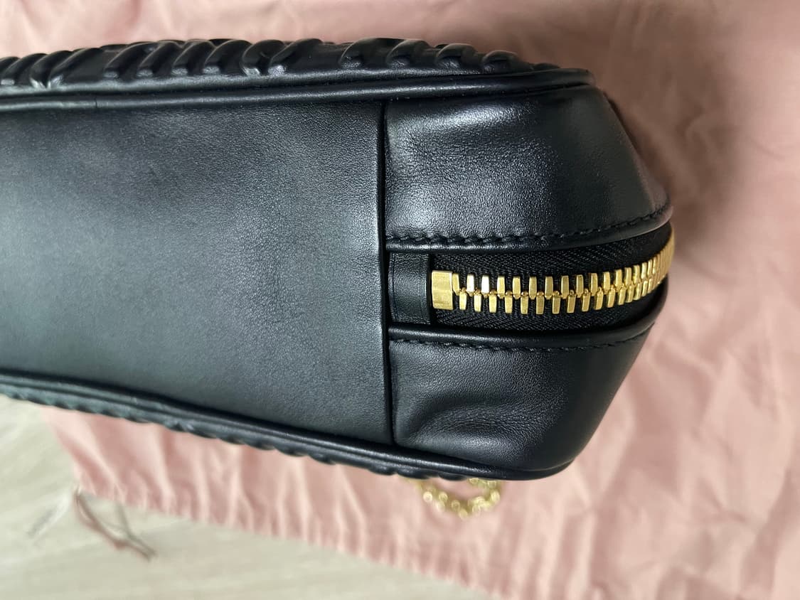 미우미우 엠보싱 로고 블랙 체인백 상품이미지4