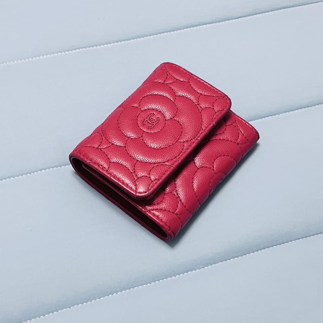 샤넬 까델리아 캐비어 레더 컴퍅트 중지갑 상품이미지1