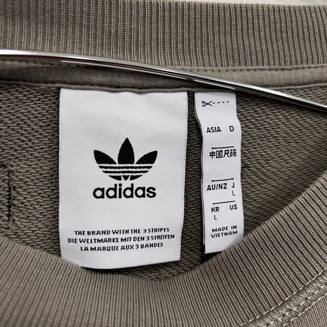 아디다스 유틸리티 포켓 크롭 절개 맨투맨 상품이미지3