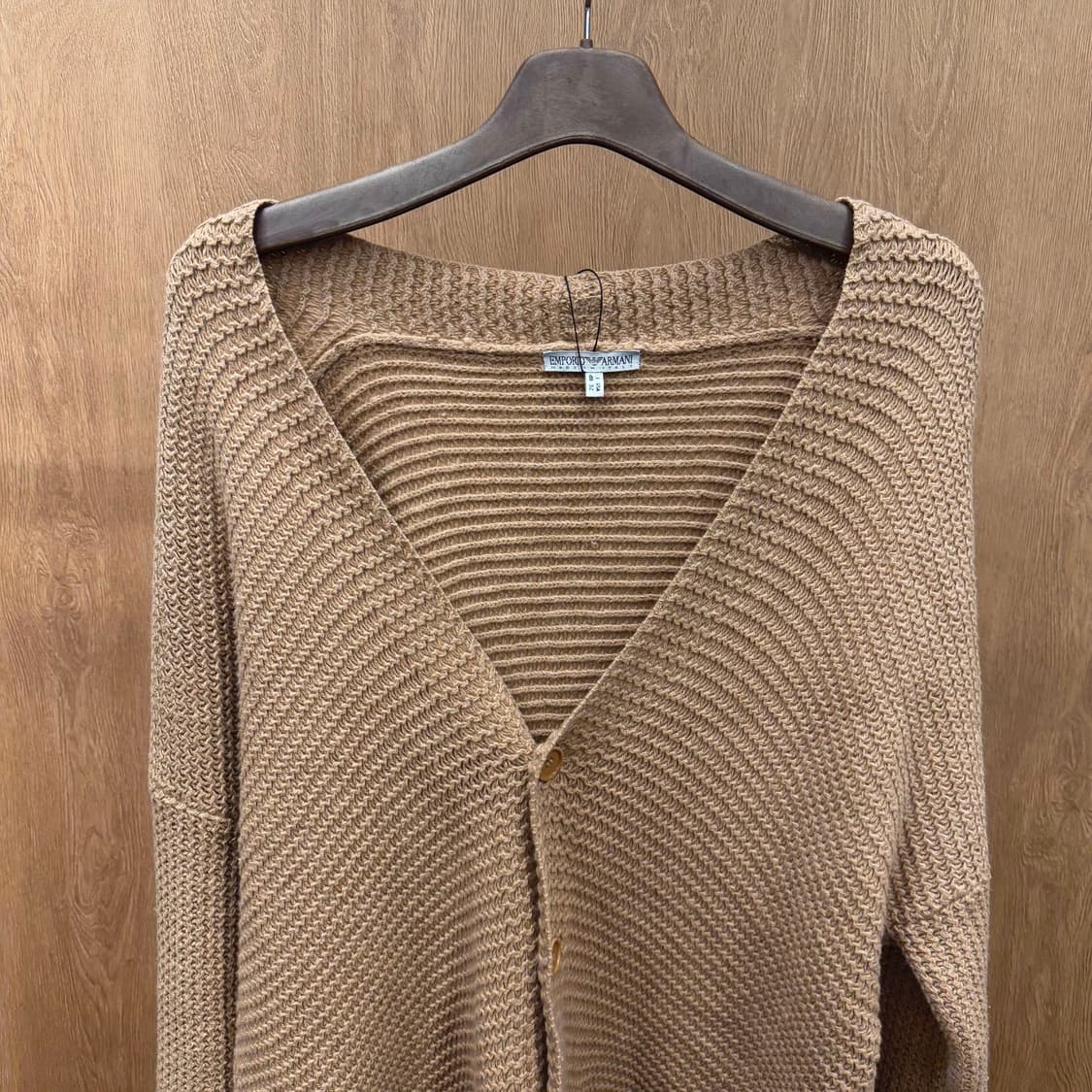 엠포리오 아르마니 브이넥 긴팔 가디건 톤온톤 버튼 디테일 베이지 상품이미지4