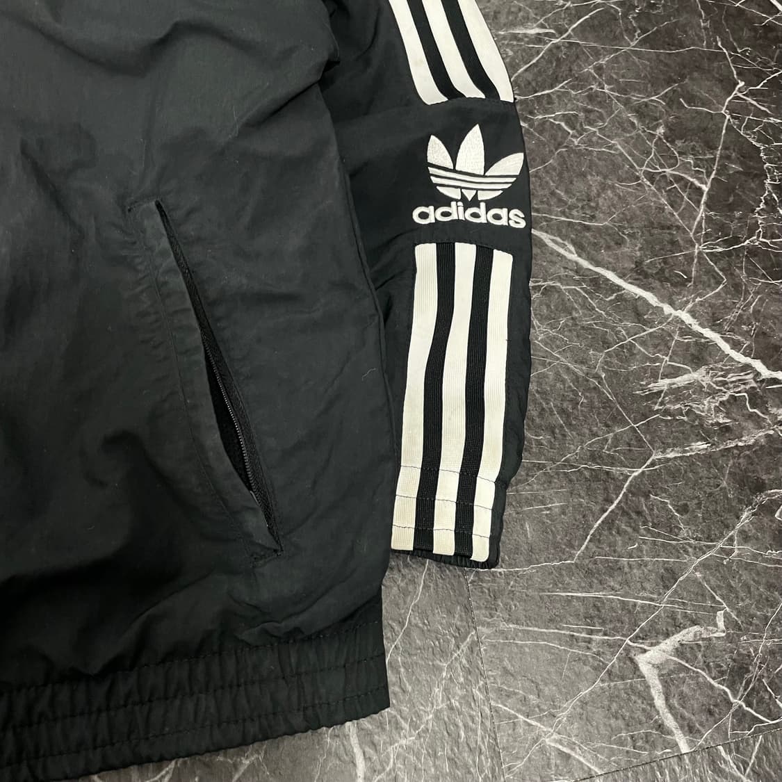 여성용 아디다스 삼선 블랙 소매로고 나일론 바람막이  상품이미지6