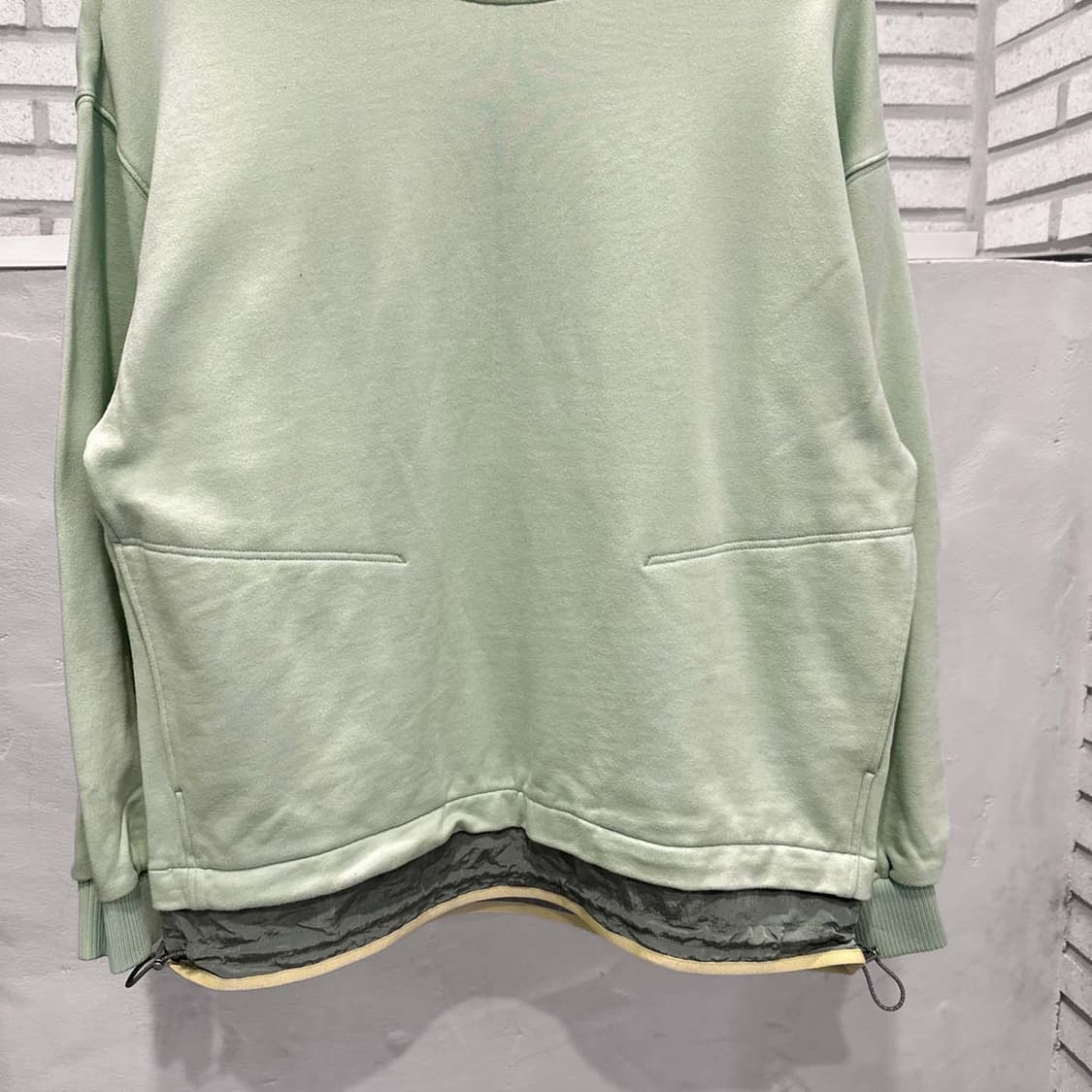 TIME 타임 맨투맨 밑단 레이어드 스트링 배색 디테일 연그린 상품이미지5