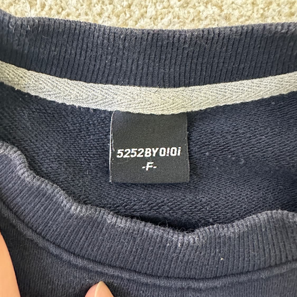 F 오아이오아이 네이비 맨투맨 0319D 상품이미지2