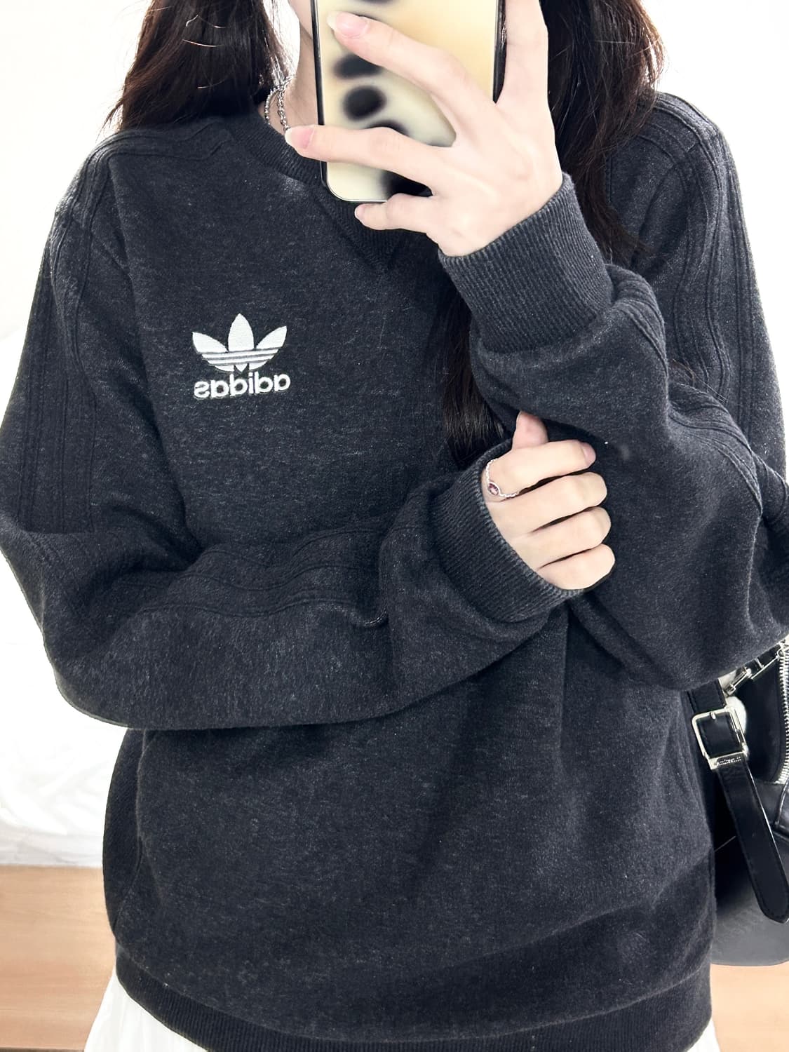 아디다스 자수로고 차콜 삼선 맨투맨 상품이미지4