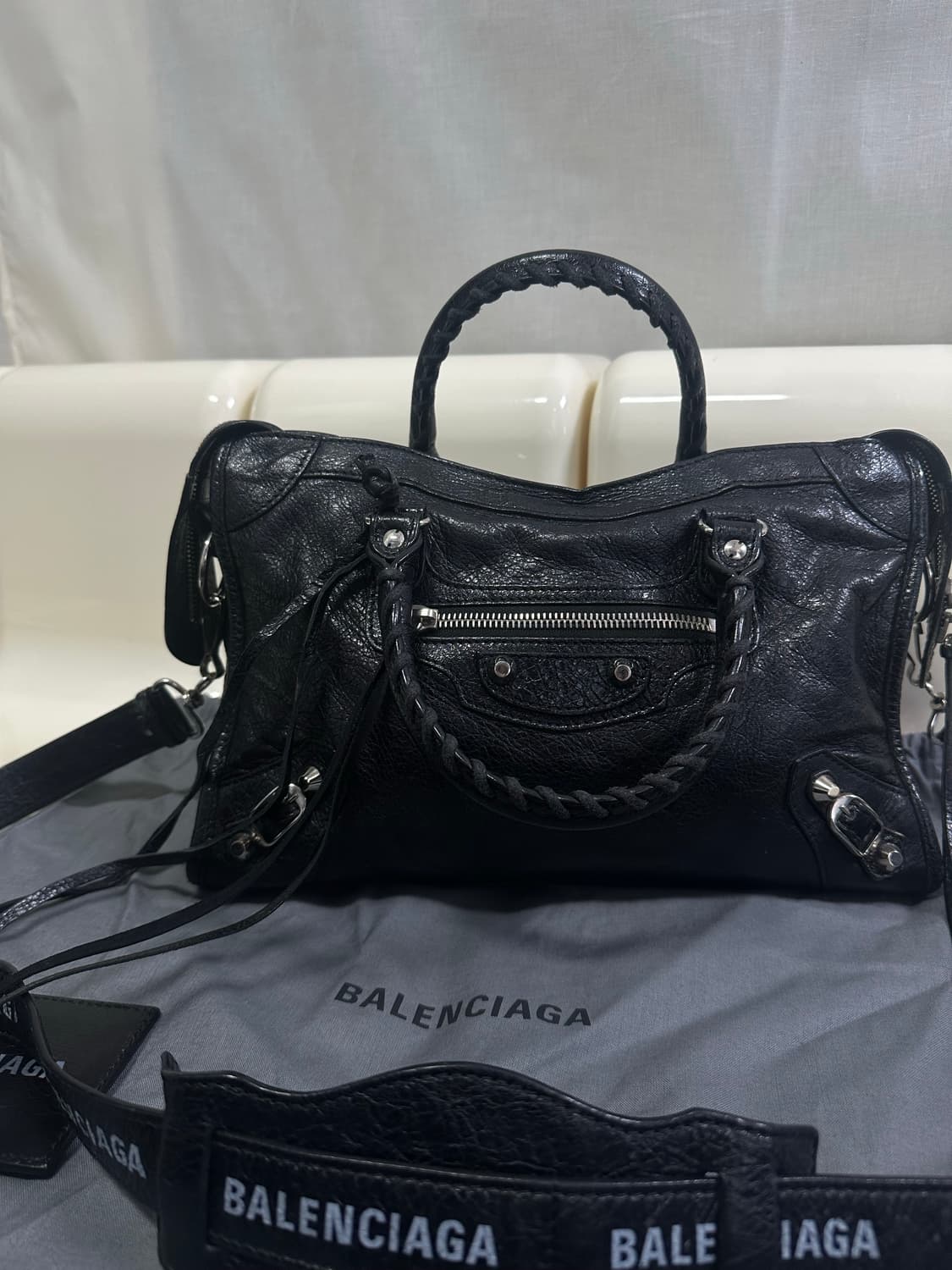 [A+ 정품] 발렌시아가 시티 모터백 블랙 스몰 로고스트랩 상품이미지7