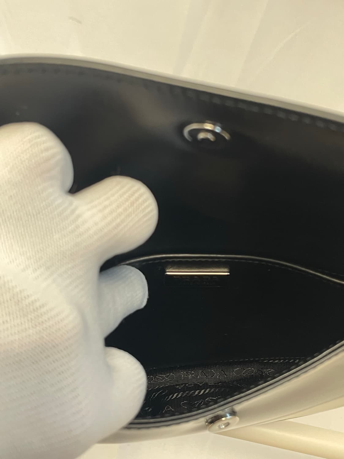 [N] 프라다 클레오 브러쉬드 레더 플랩 숄더 백 [os] 상품이미지10