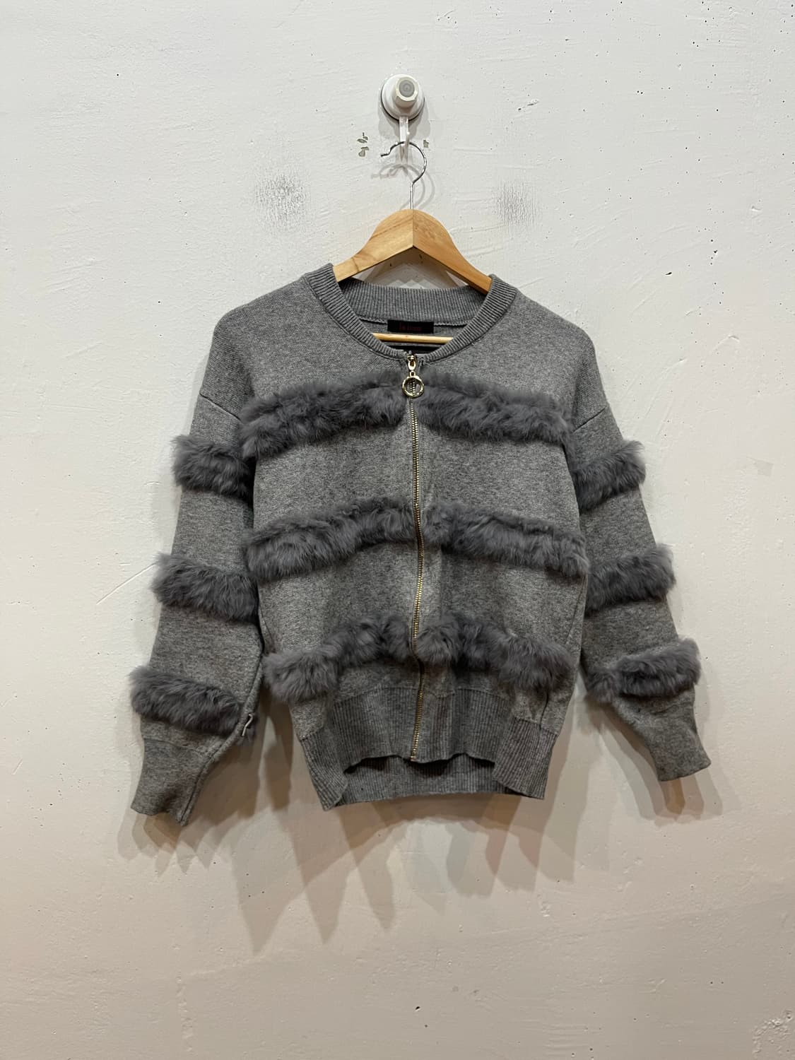 la tium 래빗퍼 트리밍 니트집업  상품이미지1