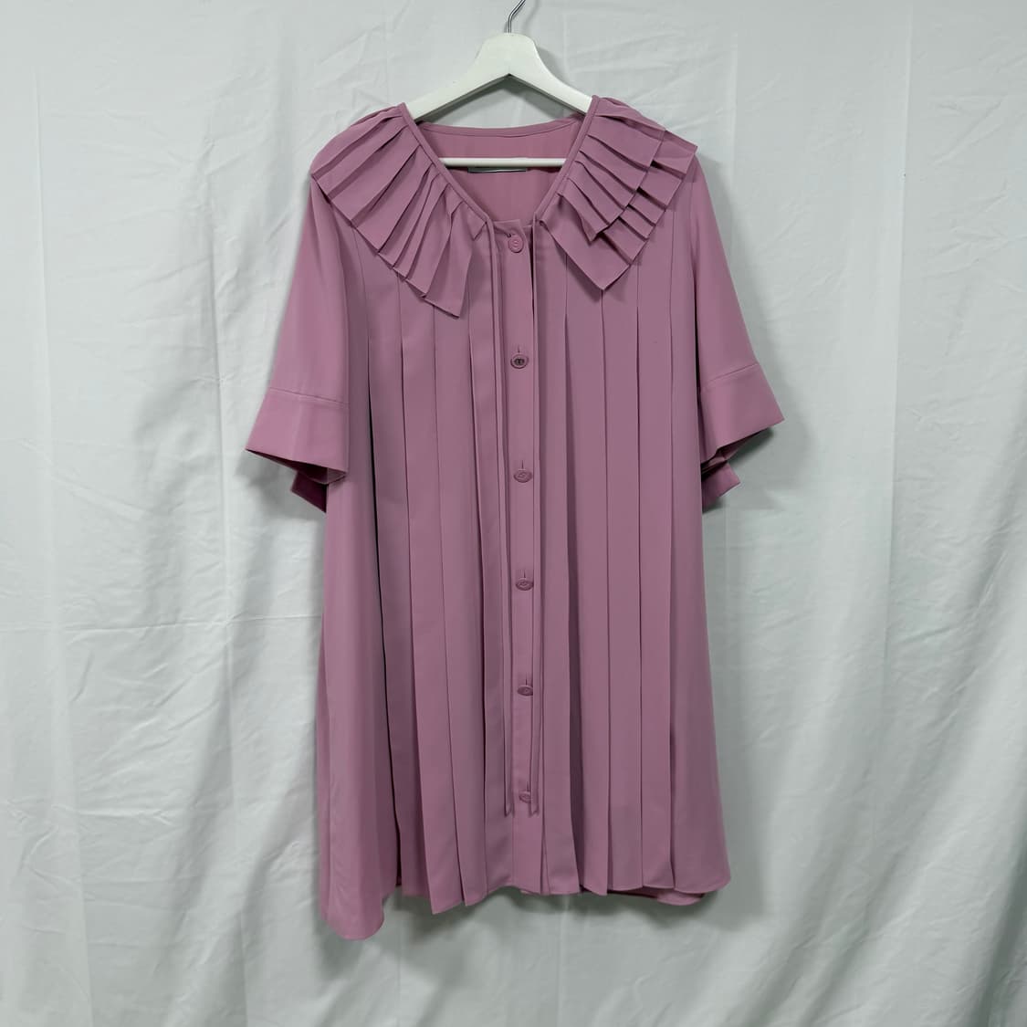 [한소희 착용] 럭키슈에뜨 빅 카라 플리츠 반팔 원피스 상품이미지3