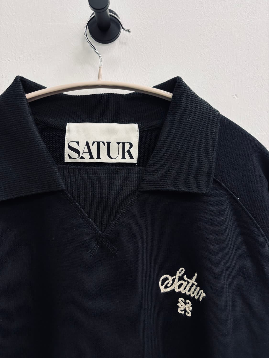 SATUR(세터) 로고 자수 카라 스웨트셔츠 상품이미지2