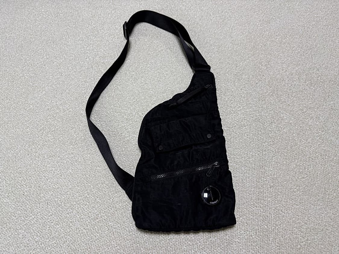 C.P 컴퍼니 나일론 B 싱글 스트랩 슬링백 상품이미지1