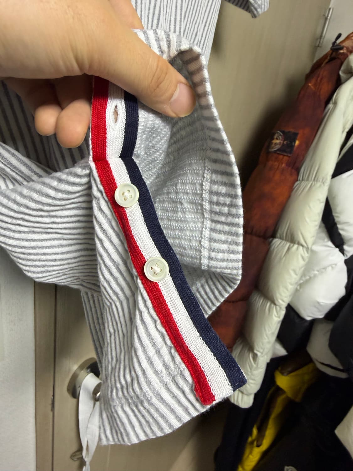 [3] 톰브라운 시어서커 오버핏 스트라이프 폴로 반팔티 상품이미지2