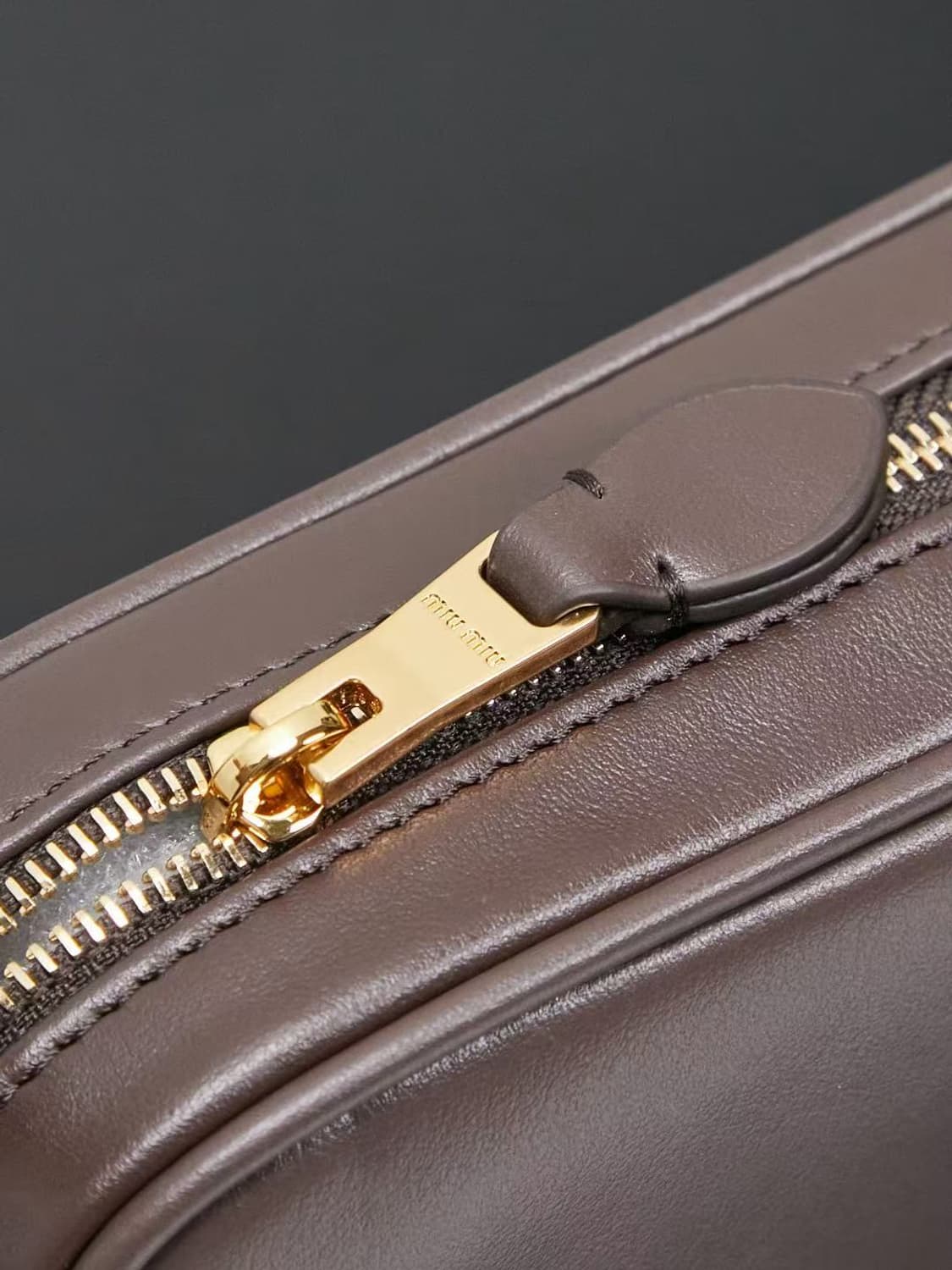 미우 미우 레더 파우치 브라운 상품이미지3