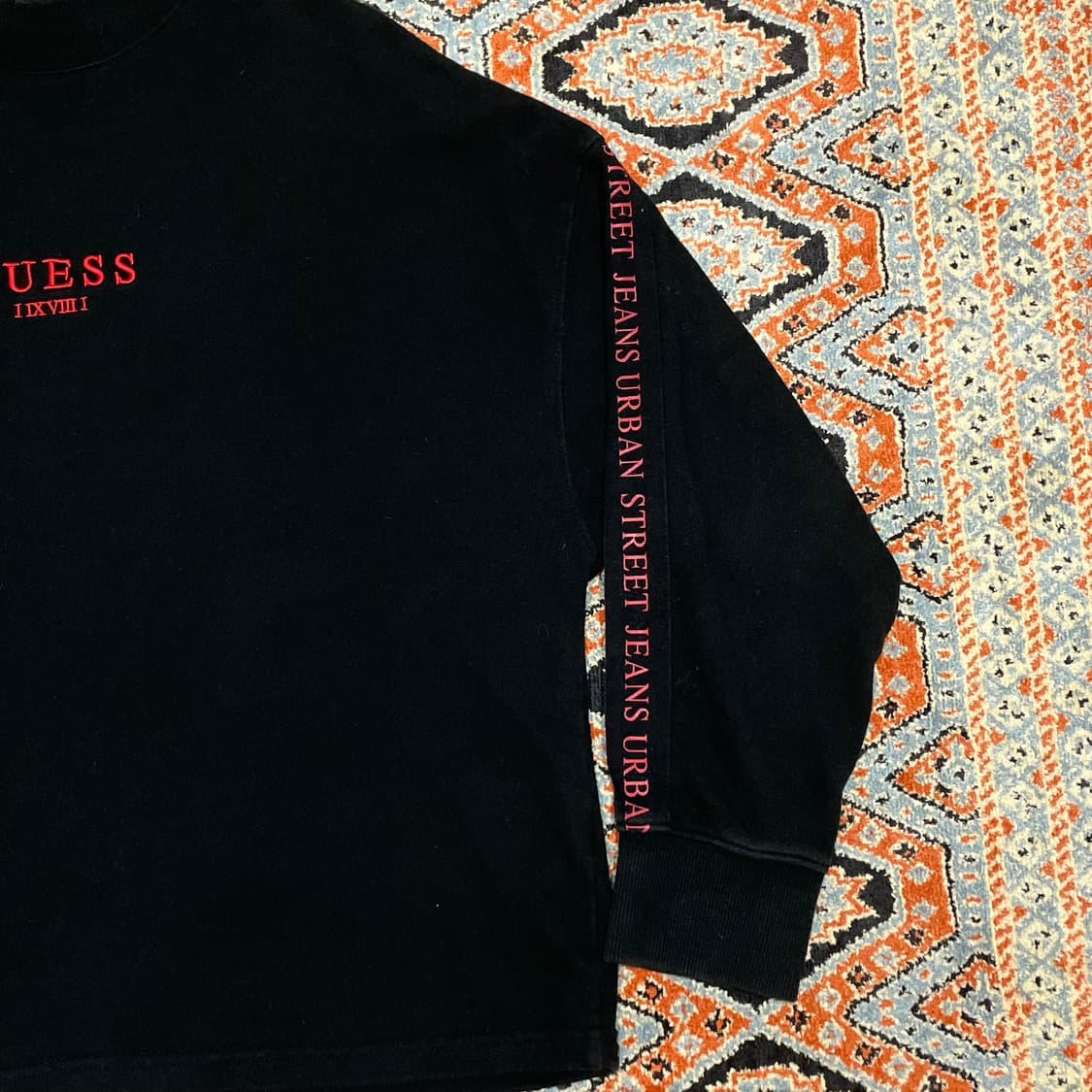 게스 스펠로고 블랙 오버핏 맨투맨 여성FREE 상품이미지3