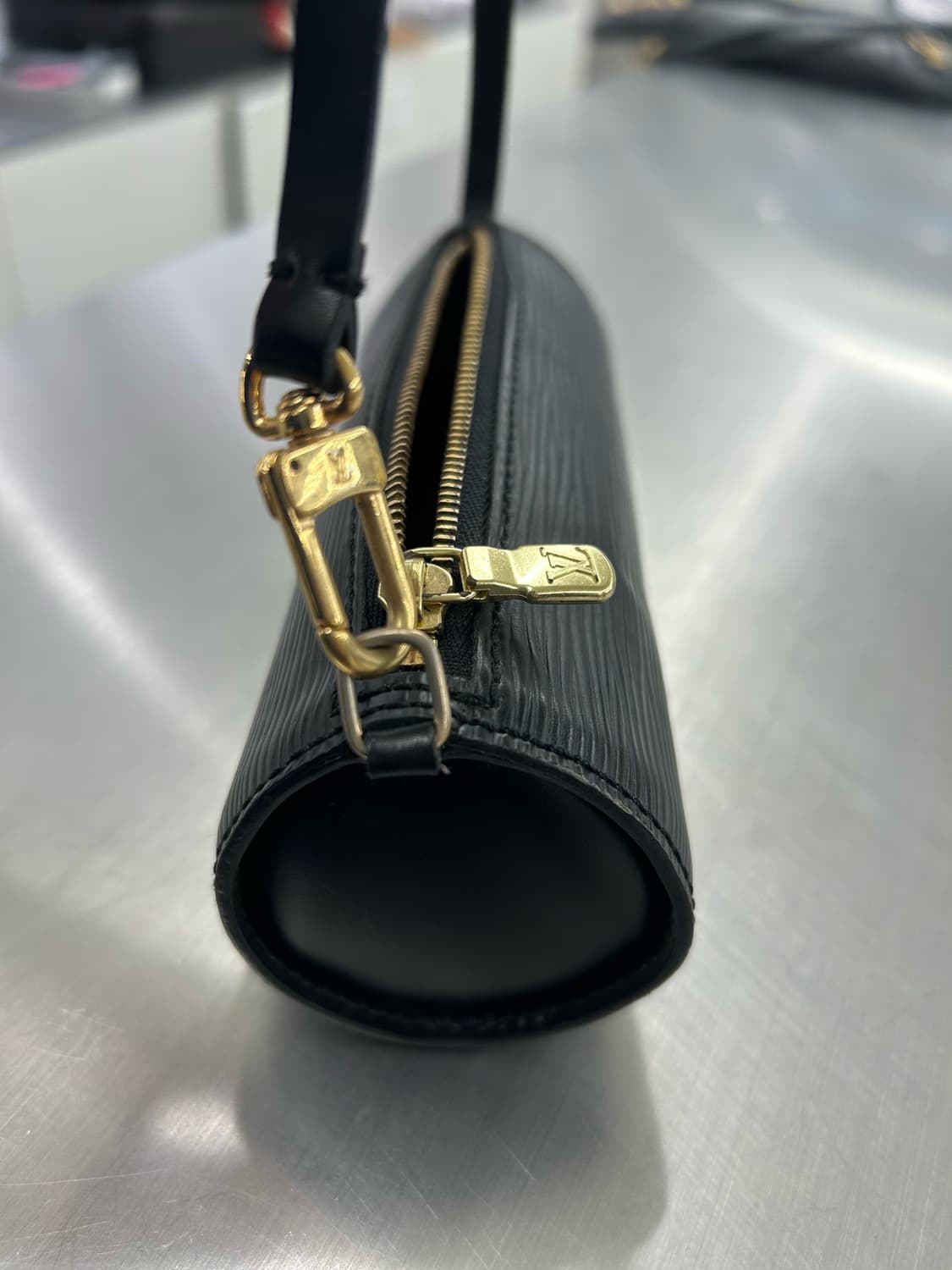 루이비통 에피 블랙 미니 빠삐용 토트백 상품이미지3