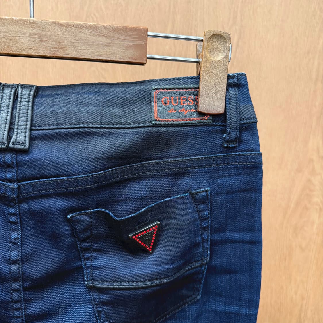 게스 데님 미니 스커트 스팽글 포켓 로고 장식 디테일 H라인 진청 상품이미지7