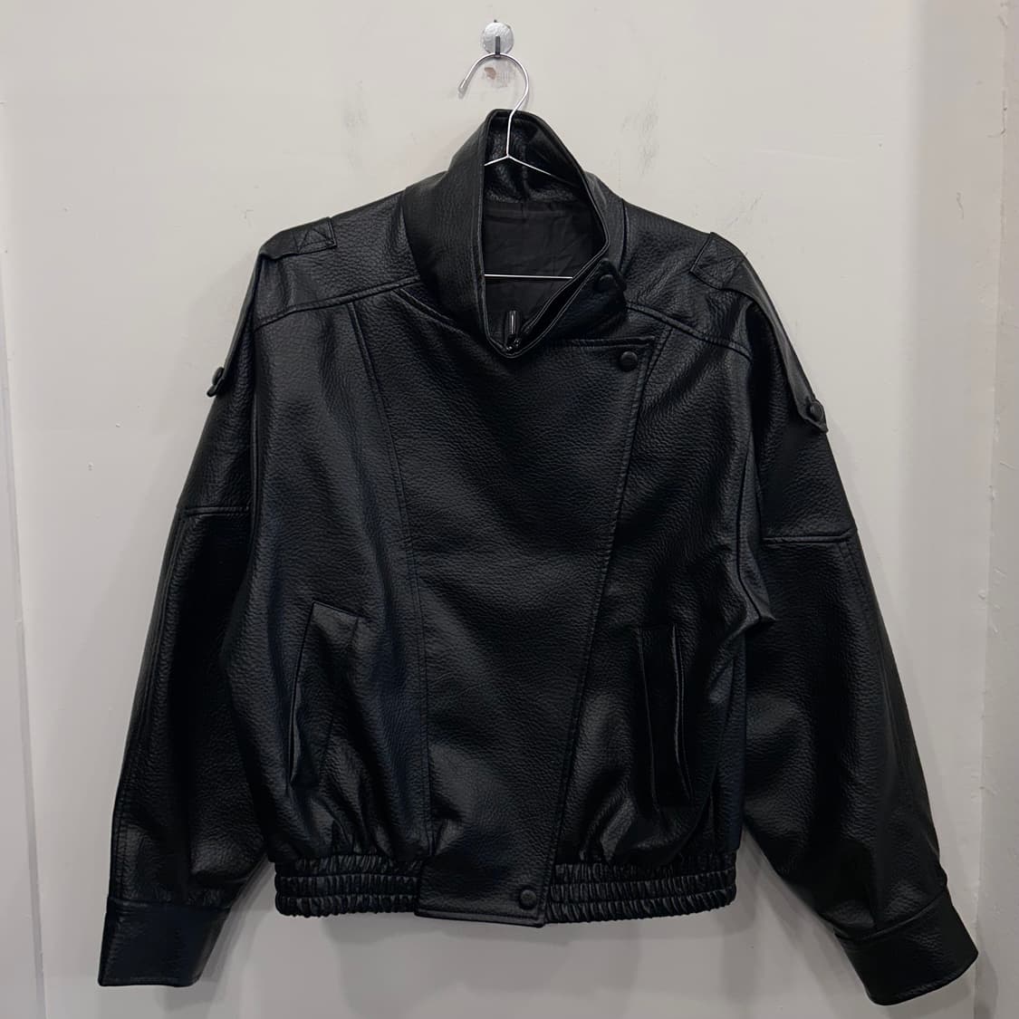 빈티지 하이넥 사선 크롭 비건 레더 봄버자켓 상품이미지2