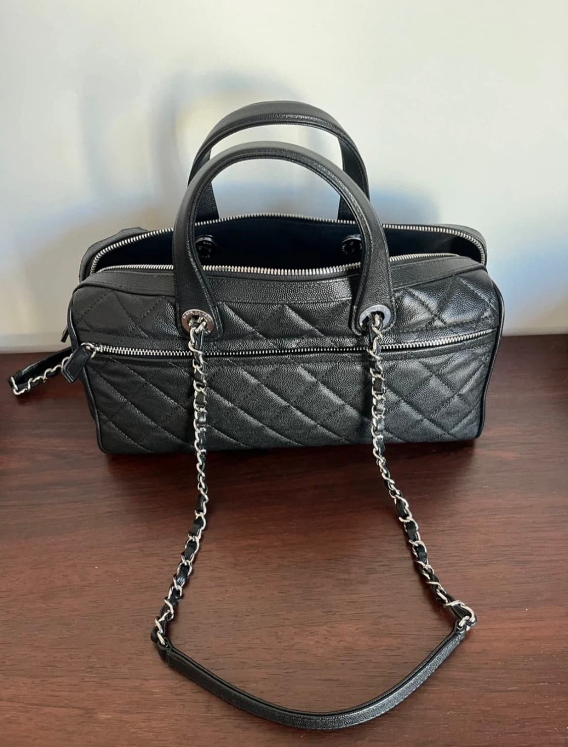 샤넬 25A 공방 블랙 퀼팅 볼링백 라지 상품이미지6