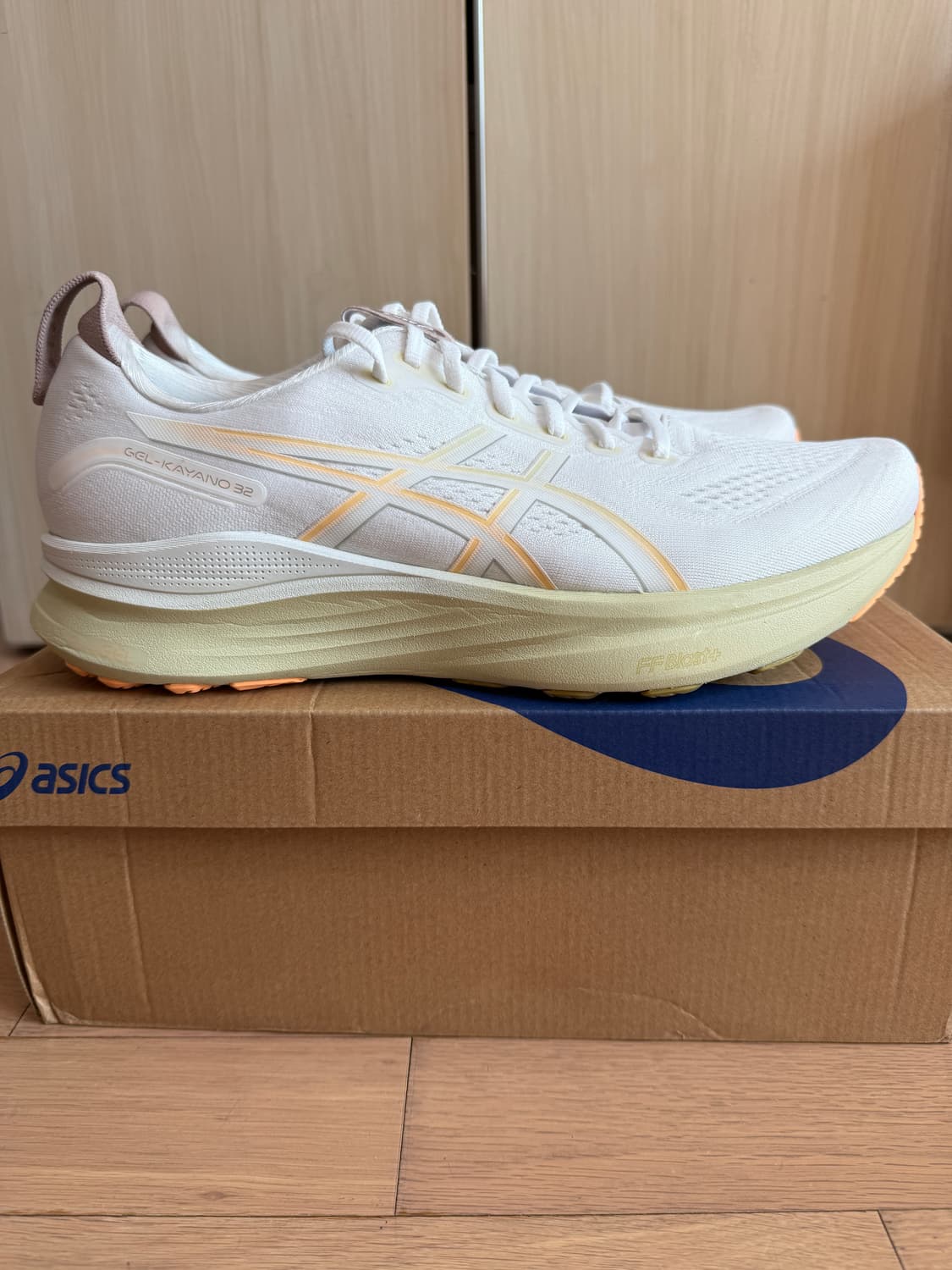 [300] 아식스 젤 카야노 32 4E 화이트 오렌지 글로우 상품이미지3