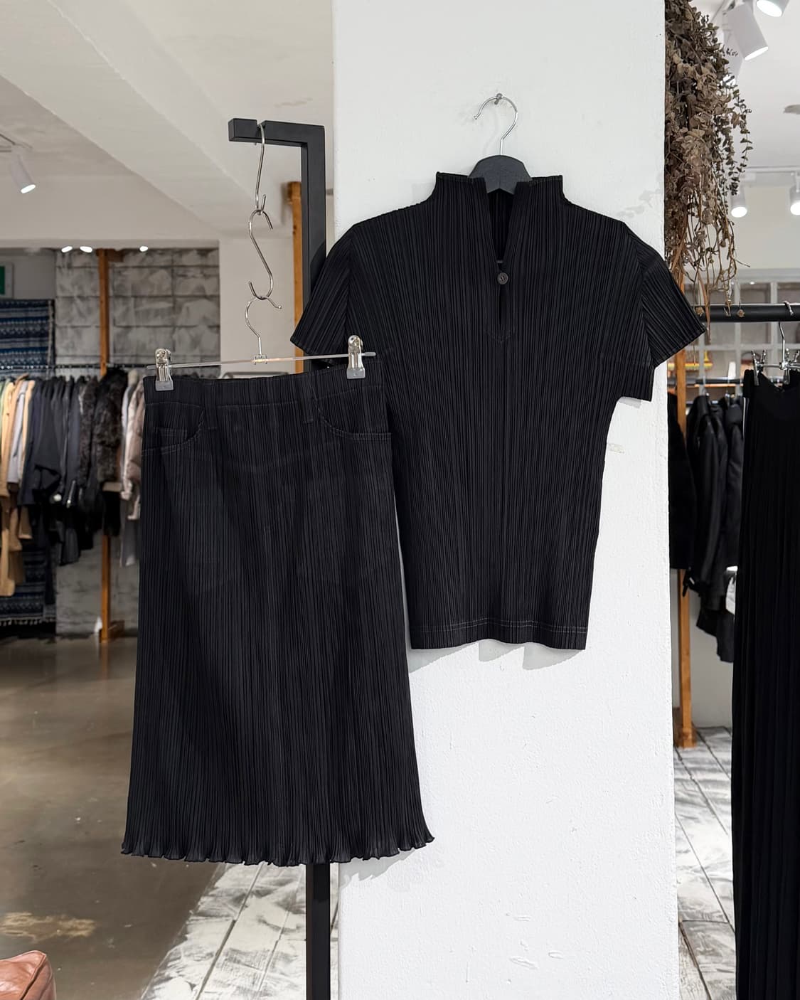 플리츠 플리즈 블랙 오픈넥 하프티셔츠/ 스티치 디테일 스커트 셋업 상품이미지1