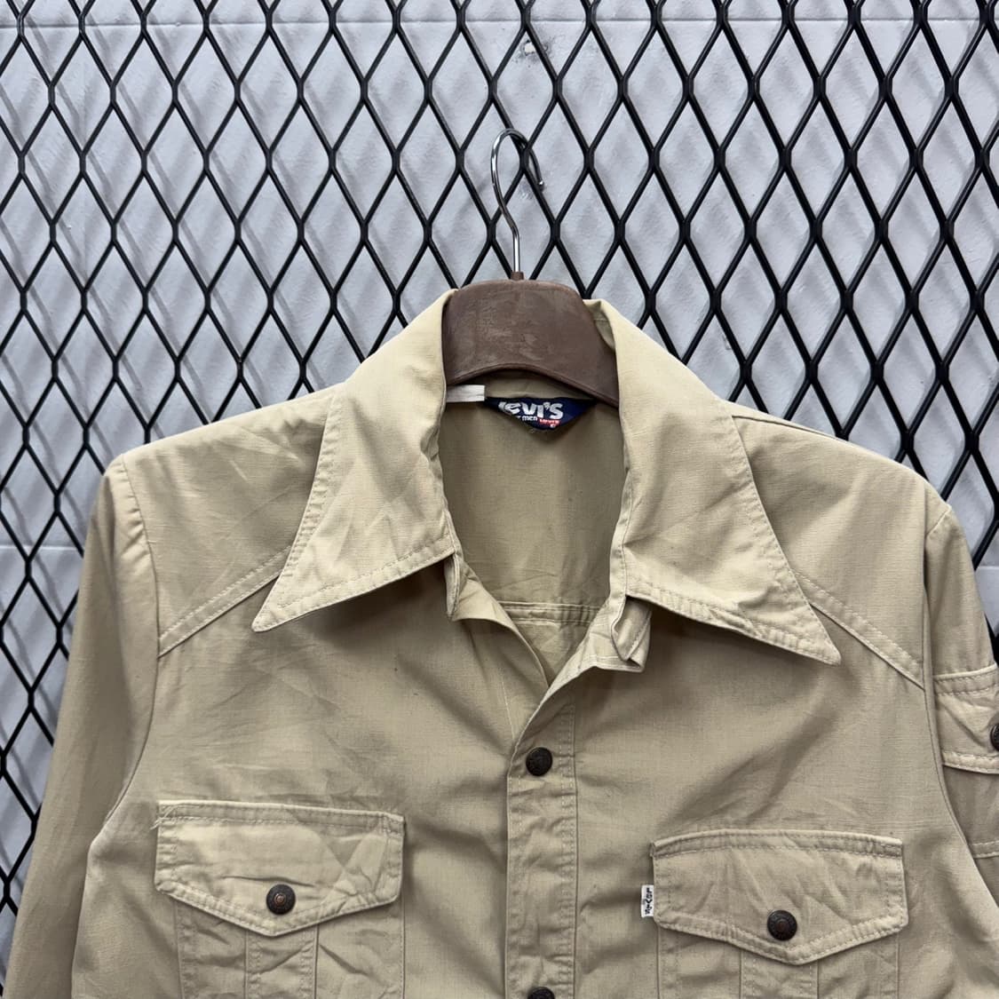 리바이스 긴팔 코트 셔츠 와이드 카라넥 슬리브 포켓 디테일 베이지 상품이미지3