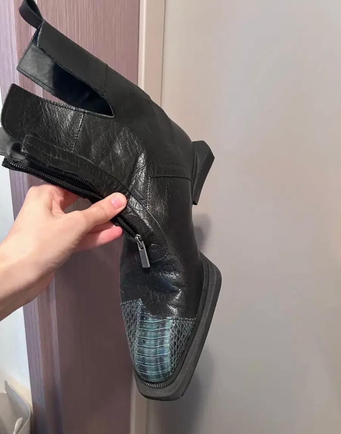 네거티브쓰리 워커 블랙 레더 앵클 부츠 뱀피 상품이미지1