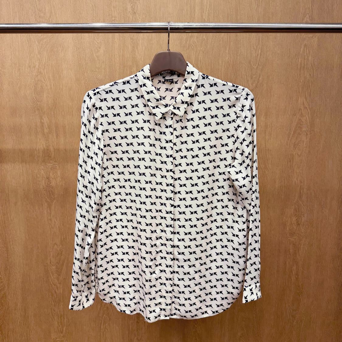 띠어리 실크 셔츠 블랙 패턴 프린트 버튼업 미니멀 아이보리 상품이미지2