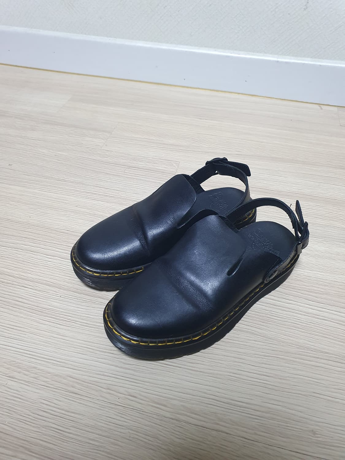 닥터마틴 칼슨 블랙 레더 뮬 슬리퍼 220~25 상품이미지4