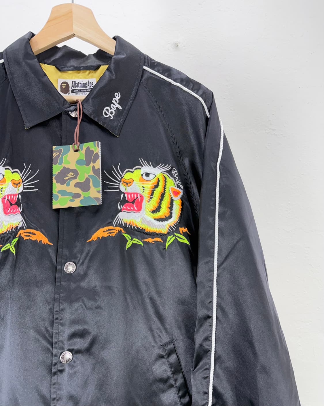 베이프 20ss 타이거 엠브로이드 코치 자켓 상품이미지4