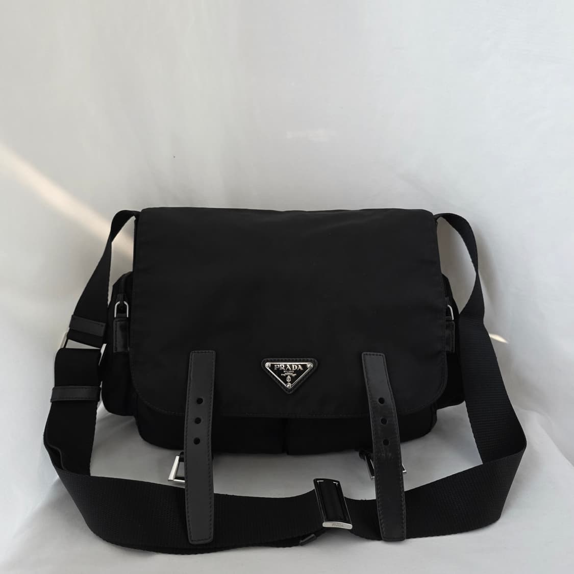 [정품 PRADA] 프라다 사이드 투포켓 남성 크로스백 메신저백 상품이미지1