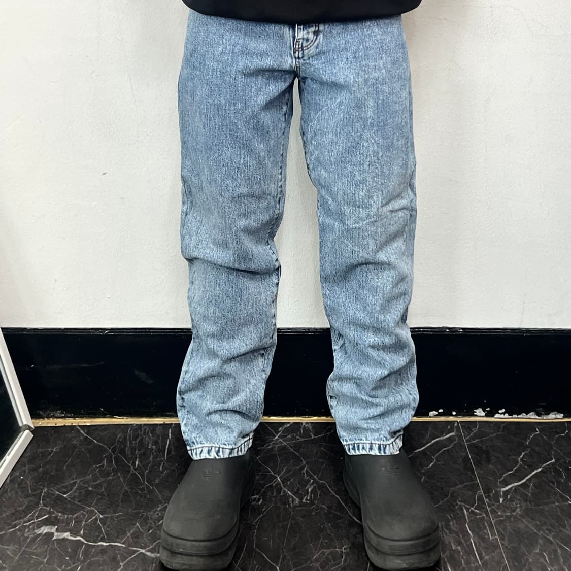 AMI 아미 워시드 테이퍼드 데님 진 상품이미지2