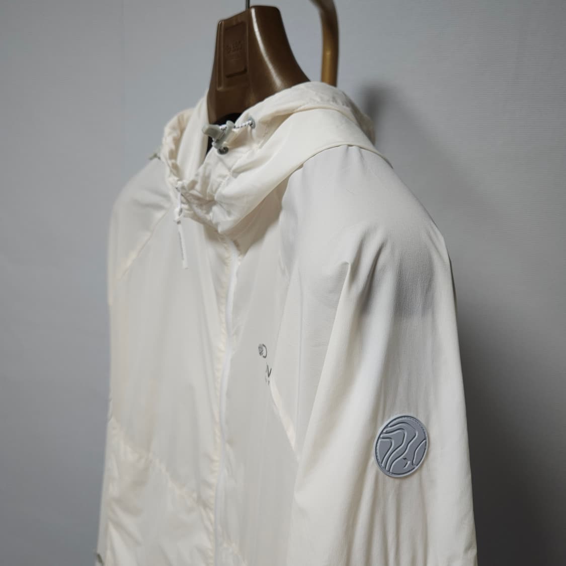 100 ) 디스커버리 남성 아이보리 여름 경량 바람막이  상품이미지3