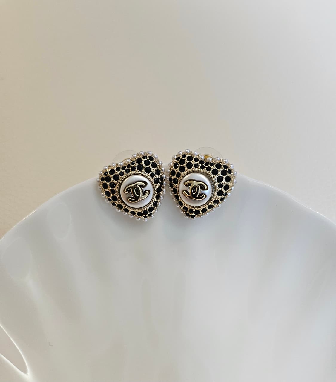 샤넬 큐빅하트 진주 블랙 귀걸이 업사이클링 상품이미지1
