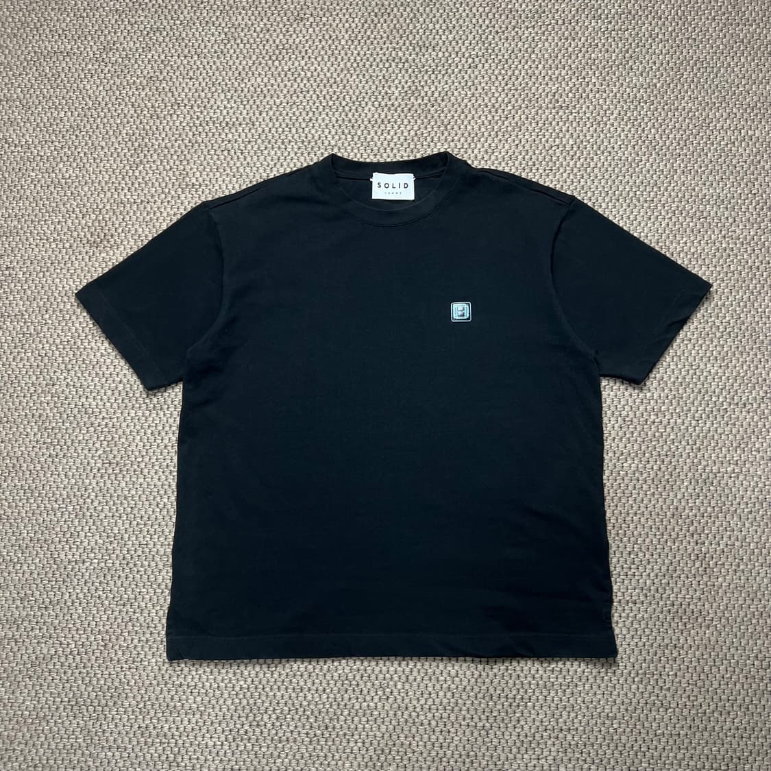 솔리드옴므 백로고 반팔 블랙 46 상품이미지1