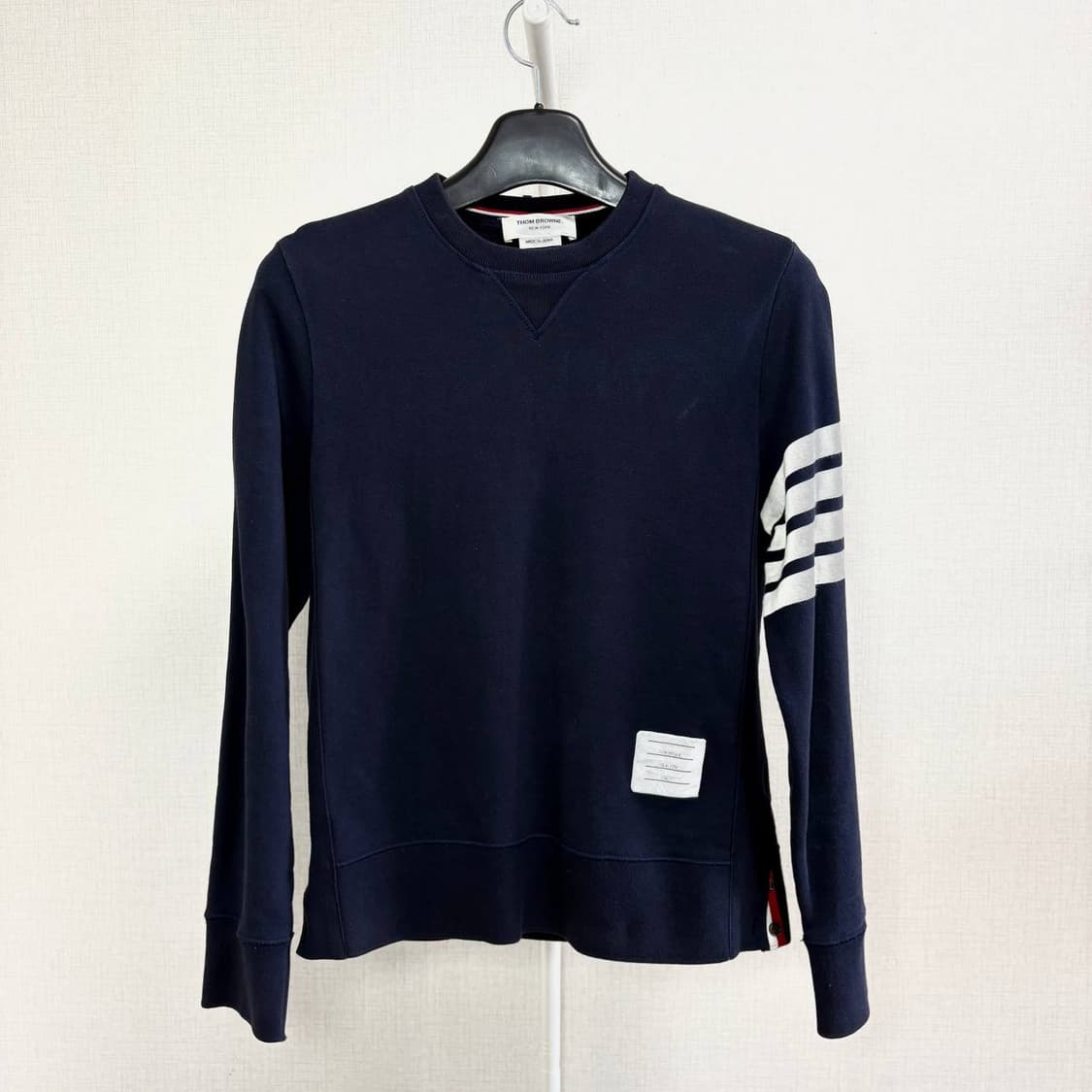 [2] 톰브라운 사선완장 맨투맨 네이비 상품이미지1