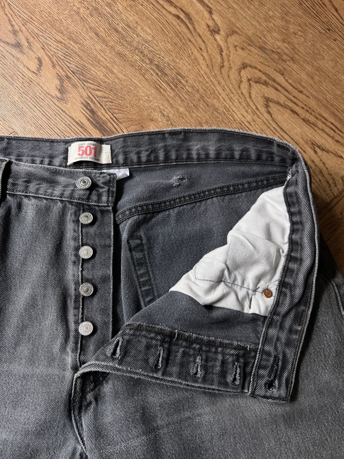 [38]00's 리바이스 501 블랭크탭 빈티지 페이딩 흑청 데님 팬츠 상품이미지3