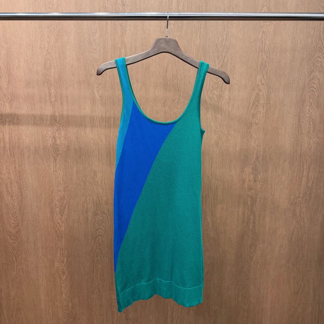 띠어리 라운드넥 슬리브리스 니트 원피스 블루 사선 컬러 블록 디테일 그린 상품이미지2