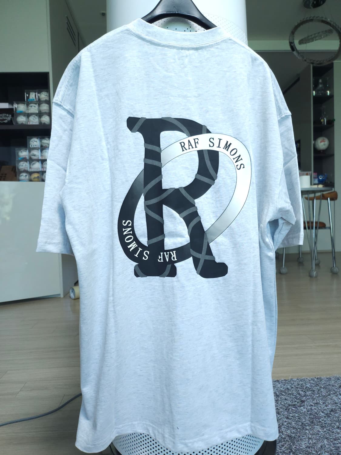 그라데이션 R 프린팅 티셔츠 상품이미지1