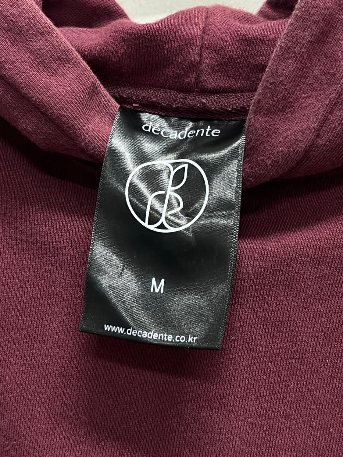 (M) 디케던트 자수로고 후드 티 버건디 상품이미지4